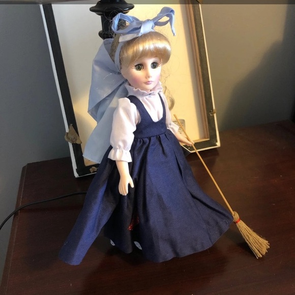 Poor Cinderella doll - Picture 2 of 12